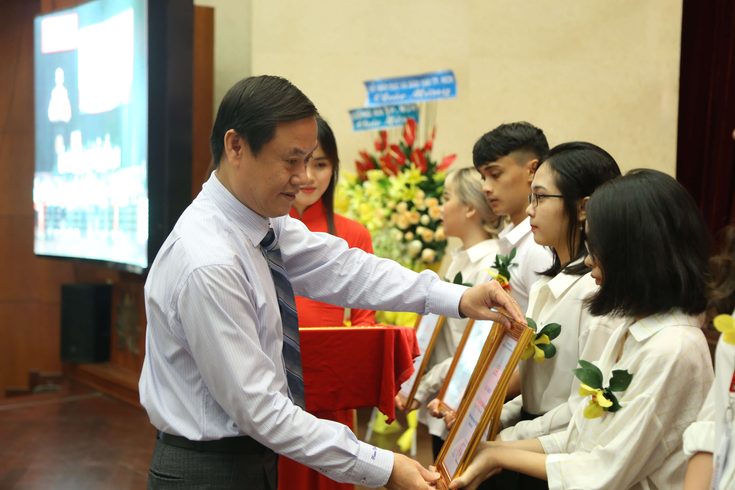 Trao tặng học bổng cho sinh viên trường UEF