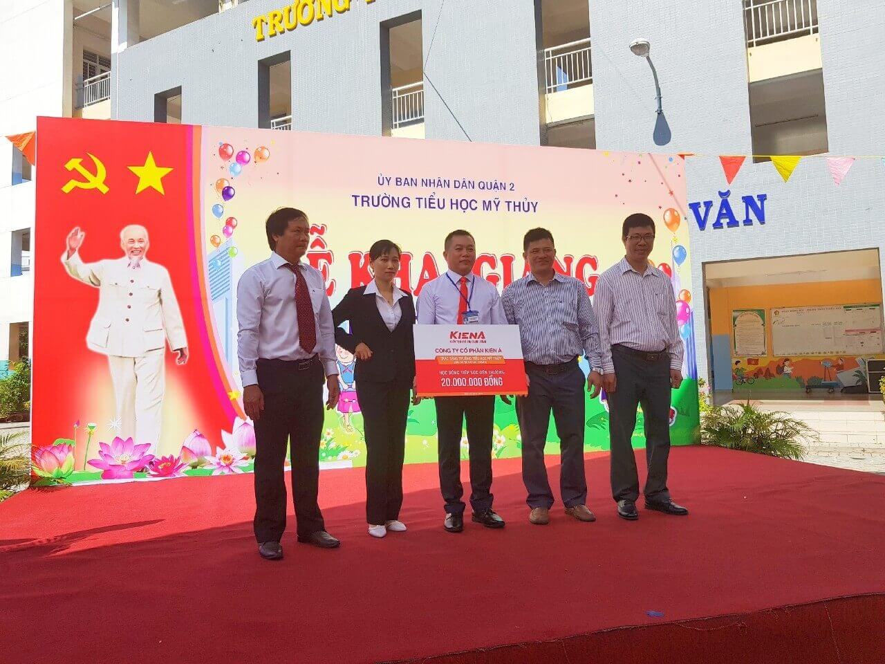 Trao tặng học bổng cho trường tiểu học Mỹ Thuỷ